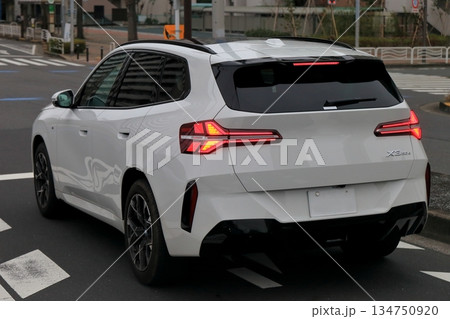 ドイツ製の白いSUV 134750920