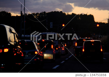 夕方の車渋滞 134751038