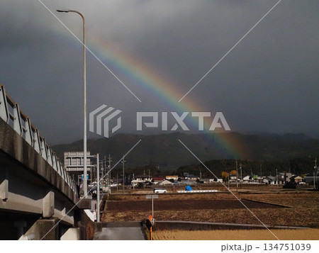 冬空と陸橋に架かる虹（四国山脈と香長平野とレインボー） 134751039