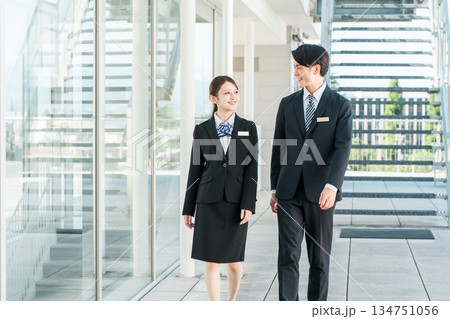 スーツを着たビジネスマン・会社員・企業・就職・転職(弁護士・税理士・会計士) スーツを着たビジネスマン・会社員・企業・就職・転職(弁護士・税理士・会計士) 134751056