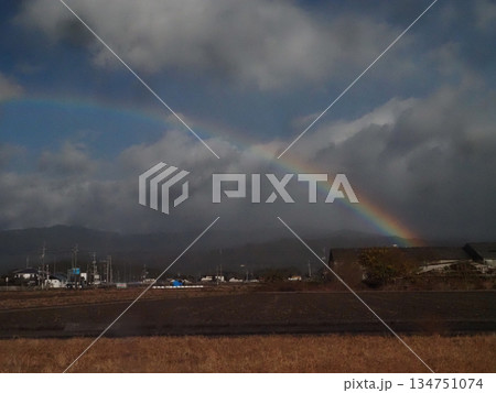 香長平野に架かった長い虹(冬空と四国山脈とレインボー) 香長平野に架かった長い虹(冬空と四国山脈とレインボー) 134751074