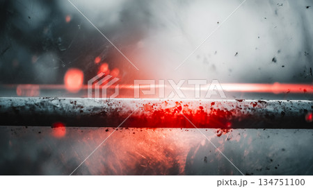 警告光と汚れた金属による未来的な封鎖イメージ 134751100