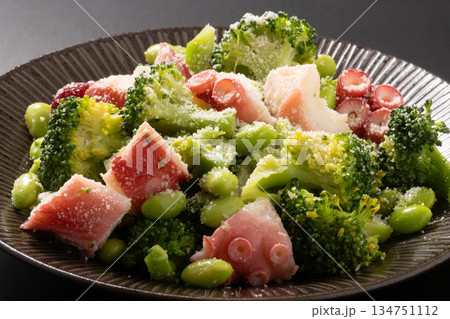 蛸と枝豆とブロッコリーのサラダ 134751112