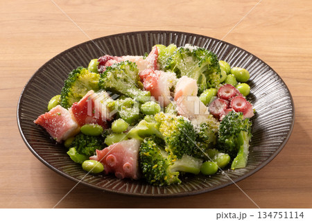 蛸と枝豆とブロッコリーのサラダ 134751114