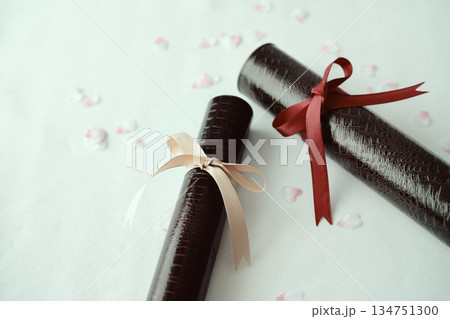 卒業証書と桜の花びら 134751300