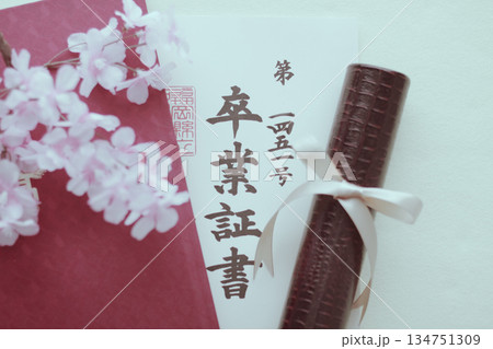 卒業証書と桜の花びら 卒業証書と桜の花びら 134751309