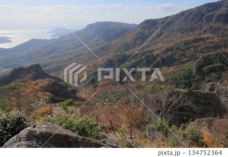 晩秋の小豆島、紅葉の寒霞渓をゆくロープウェイのゴンドラ（遠景は内海湾と三都半島） 134752364