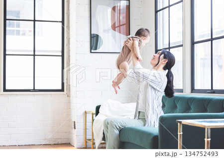 赤ちゃんと母親 赤ちゃんと母親 134752493