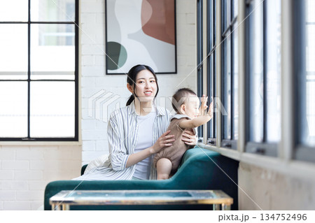 赤ちゃんと母親 134752496