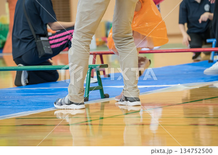 【保育園の運動会 平均台の障害物競走】 【保育園の運動会 平均台の障害物競走】 134752500