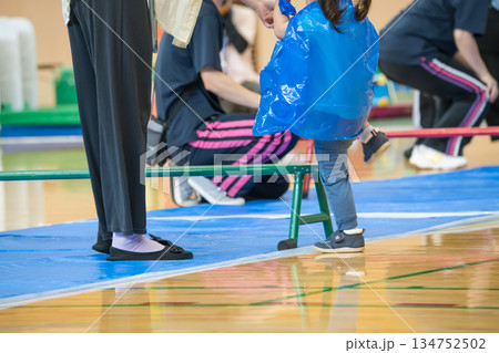【保育園の運動会 平均台の障害物競走】 【保育園の運動会 平均台の障害物競走】 134752502