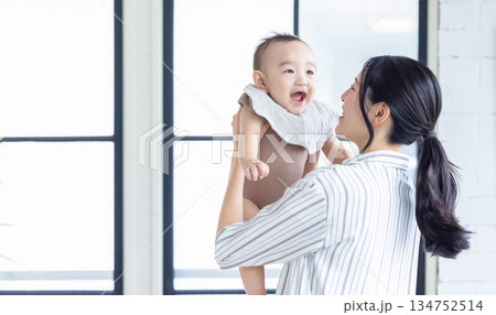 赤ちゃんと母親 134752514