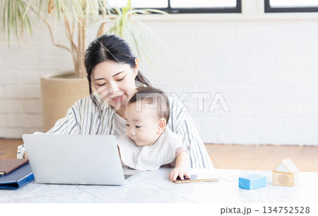 赤ちゃんとお母さん 赤ちゃんとお母さん 134752528