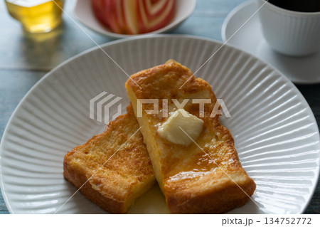 フレンチトーストを中心とした食事 フレンチトーストを中心とした食事 134752772