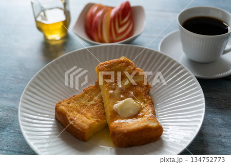 フレンチトーストを中心とした食事 134752773