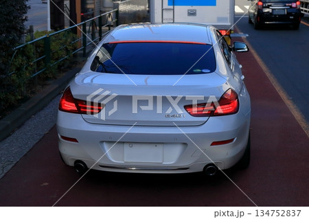 ドイツ製の白いセダン 134752837