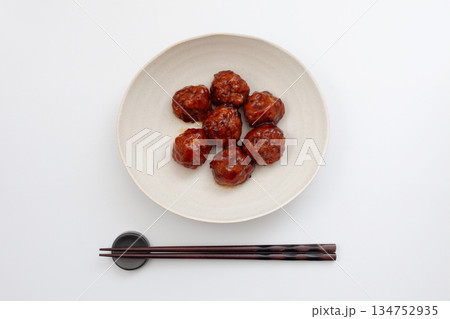 肉団子の甘酢あんかけ 白背景 134752935