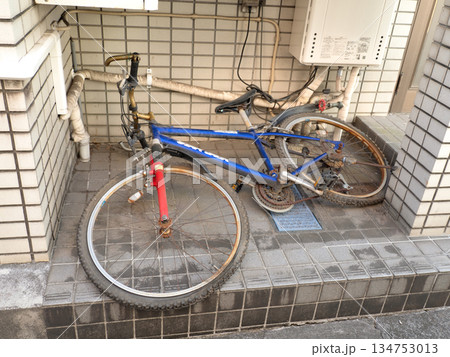 放置された古い自転車 134753013