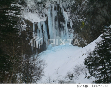 真冬の岐阜県高山市上宝町には平湯温泉や平湯大滝があり、新穂高ロープウェイで雪山が見れます。。 真冬の岐阜県高山市上宝町には平湯温泉や平湯大滝があり、新穂高ロープウェイで雪山が見れます。。 134753258