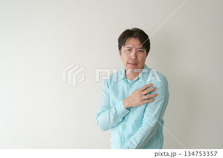 肩をおさえる男性 肩をおさえる男性 134753357