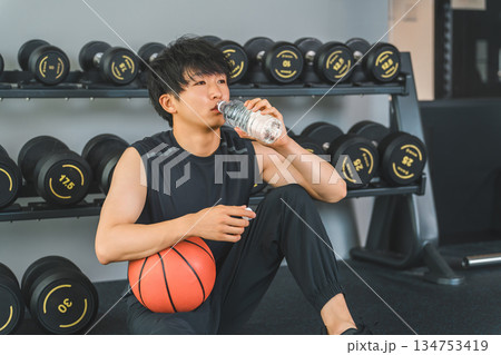ジムでバスケットボール,ウエイトボールを持つ若いアジア人男性 134753419