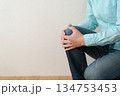 膝を痛めた男性のボディパーツ 134753453