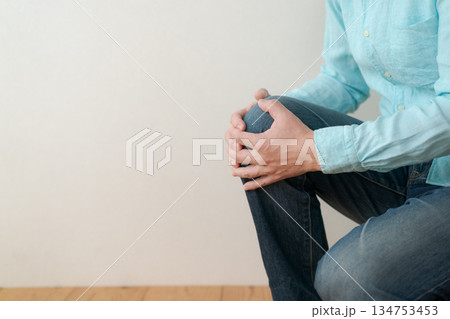 膝を痛めた男性のボディパーツ 134753453