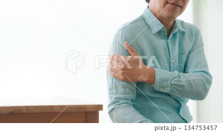 肩を痛がる男性 肩を痛がる男性 134753457