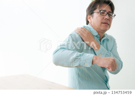 肩を痛がる男性 134753459