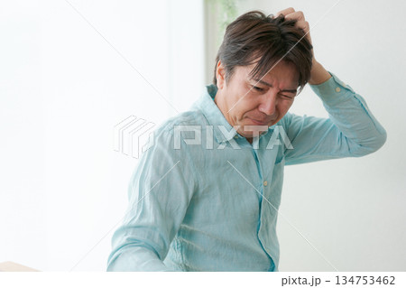 頭を抱える男性 134753462