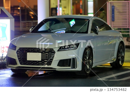 白いドイツ製のスポーツカー 白いドイツ製のスポーツカー 134753482