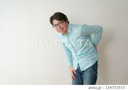 腰を痛めた50代男性 134753553