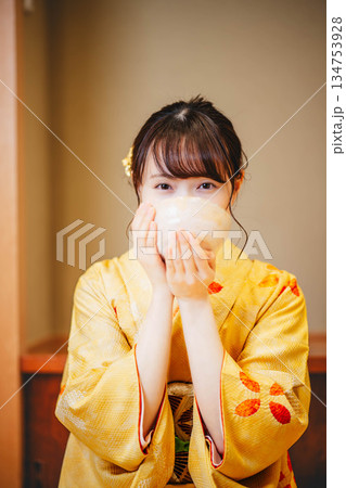お椀でお茶を飲む若い着物の女性 お椀でお茶を飲む若い着物の女性 134753928