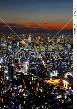 東京スカイツリーからの眺め・夜景・東京タワー（西方向） 134754128