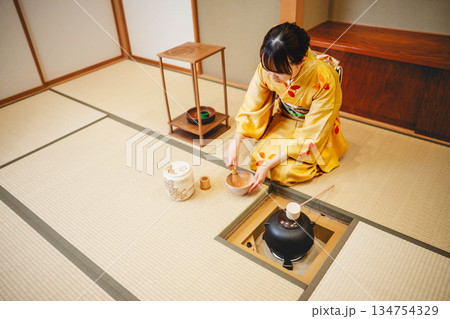 和室で茶道をする若く美しい着物女性 134754329