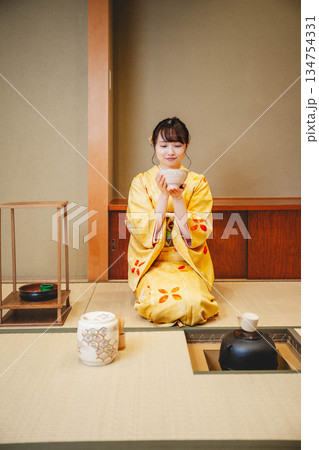 和室で茶道をする若く美しい着物女性 134754331