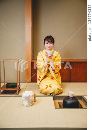 和室で茶道をする若く美しい着物女性 134754332