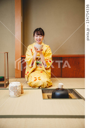 和室で茶道をする若く美しい着物女性 和室で茶道をする若く美しい着物女性 134754336