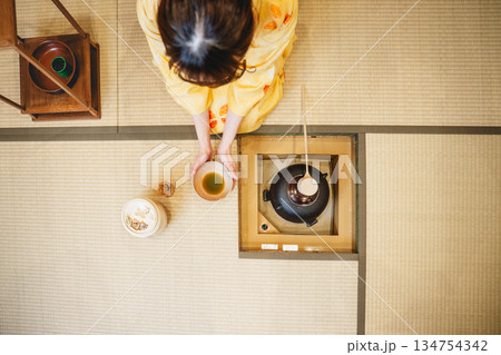和室で茶道をする若く美しい着物女性 134754342