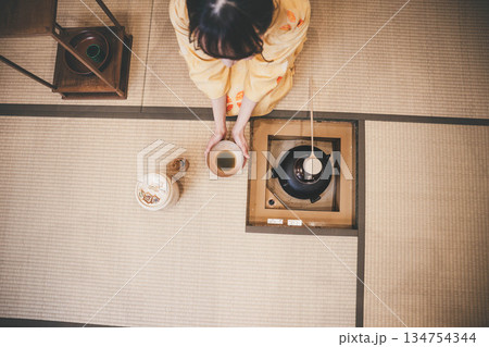 和室で茶道をする若く美しい着物女性 和室で茶道をする若く美しい着物女性 134754344