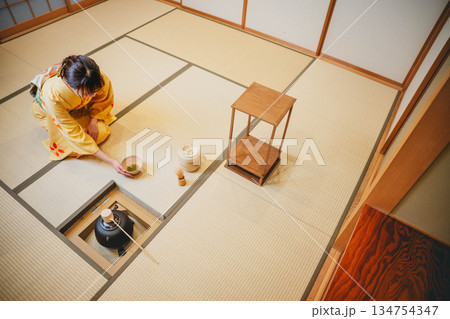和室で茶道をする若く美しい着物女性 和室で茶道をする若く美しい着物女性 134754347