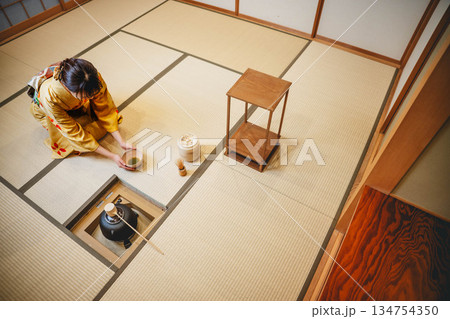 和室で茶道をする若く美しい着物女性 134754350