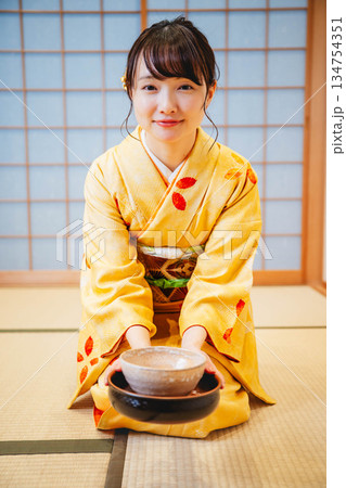 和室で茶道をする若く美しい着物女性 和室で茶道をする若く美しい着物女性 134754351
