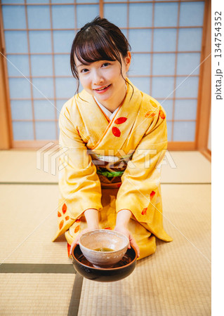 和室で茶道をする若く美しい着物女性 和室で茶道をする若く美しい着物女性 134754352