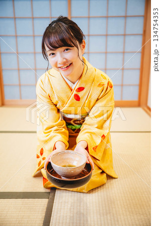 和室で茶道をする若く美しい着物女性 和室で茶道をする若く美しい着物女性 134754353