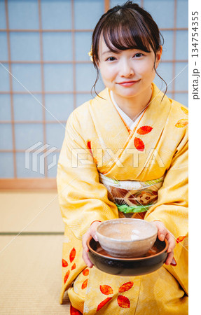 和室で茶道をする若く美しい着物女性 134754355