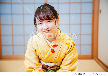 和室で茶道をする若く美しい着物女性 和室で茶道をする若く美しい着物女性 134754357