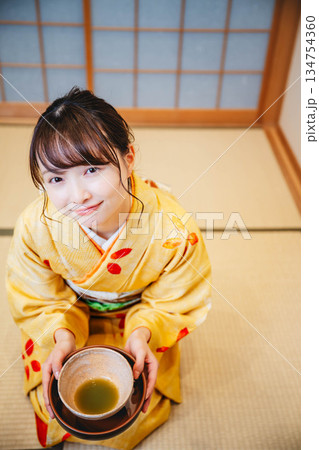 和室で茶道をする若く美しい着物女性 134754360