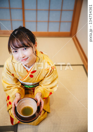 和室で茶道をする若く美しい着物女性 134754361