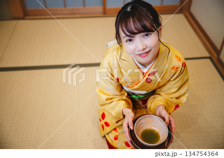 和室で茶道をする若く美しい着物女性 134754364